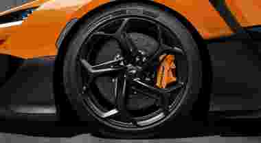 Pirelli mette le “scarpe” ecologiche alla McLaren W1, supercar “green” da 1.275 cv