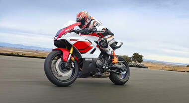Nuova Yamaha R7: a Eicma 2025 la sportiva media diventa una vera e propria Supersport da pista