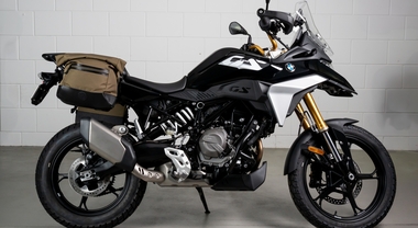 Bmw Motorrad svela ad Eicma la nuova F 450 GS. L'adventure bike da 48 cv che punta su agilità, versatilità e facilità di utilizzo