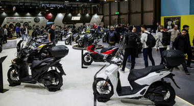 Eicma 2025 apre al pubblico, una folla appassionati in fila. Alla kermesse dimostrazioni e test di mobilità urbana