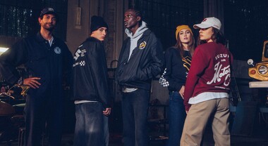 Suzuki, la gloriosa storia diventa abbigliamento. Con la “Capsule Collection”, il brand porta su stoffa il proprio passato