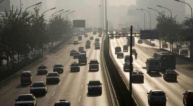 Cina, mercato auto in frenata a ottobre: -0,8% a 2,27 milioni di veicoli. Esportazioni da record: +28% con 568mila auto