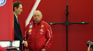 Ferrari, Elkann a gamba tesa su Leclerc e Hamilton: «I piloti pensino a guidare e parlare meno»