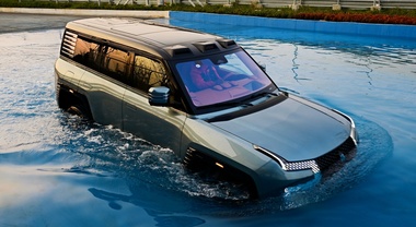 L'auto cinese sa anche nuotare. YangWang U8 &egrave; il primo veicolo di serie in grado di entrare in acqua e di muoversi con facilit&agrave;