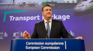 Ue, il commissario ai trasporti Tzitzikostas: «La revisione CO2 auto sarà guidata dalla neutralità tecnologica»