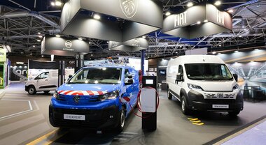 Stellantis Pro One mostra al Solutrans l'impegno nel trasporto green. A Lione modelli Bev predisposti per ogni allestimento