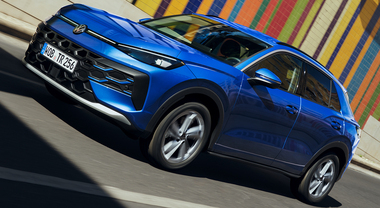 Volkswagen T-Roc, su strada con la seconda generazione: pi&ugrave; grande e con motori solo elettrificati