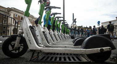 Firenze come Parigi e Madrid ferma i monopattini in sharing. Il Comune: &ldquo;rischio violazione sistematica codice della strada&rdquo;