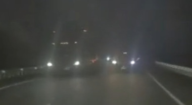 Tesla, la guida autonoma di un Cybertruck salva automobilista Usa da un frontale in notturna