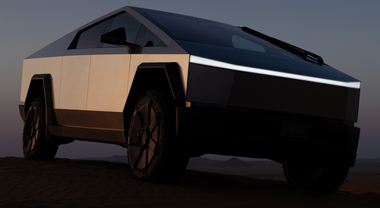 Tesla, sistema di guida autonoma FSD evita un frontale a 100 km/h: il Cybertruck schiva un&rsquo;auto contromano