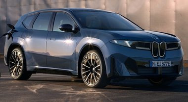 BMW, aperta una nuova era. Per l&rsquo;evento epocale la casa di Monaco ritira fuori dal cassetto la firma leggendaria &ldquo;Neue Klasse&rdquo;