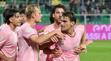 Serie B, Frosinone vola al 2° posto. Palermo straripante con la Carrarese, Pohjanpalo ne fa tre