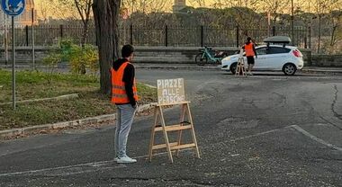 Piazzale Socrate, la protesta dei giovani per i lavori di pedonalizzazione (mai iniziati): «Vogliamo riappropriarci di questo spazio»