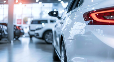 Mercato auto fermo in Italia a novembre. Boom elettriche grazie a incentivi, + 130% e quota al 12,2%. Stellantis +3%