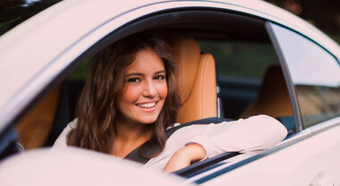 Subito compie 18 anni e fotografa i suoi coetanei: privilegiano i mezzi pubblici, l'auto di propriet&agrave; &egrave; un sogno