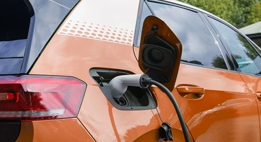 Volano le elettriche in Europa, tra gennaio e ottobre +33% le immatricolazioni di veicoli Bev. Suv e crossover trascinano il mercato