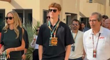 Gp Abu Dhabi, visita di Sinner con la fidanzata Laila Hasanovic e giro di pista con Kimi Antonelli