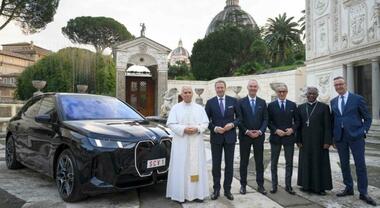 BMW Group dona una iX 60 a Papa Leone XIV. Il Sav full electric con oltre 700 Km di autonomia