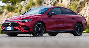 Mercedes alza l&rsquo;asticella, lezioni di zero emission. Con la CLA fa debuttare l&rsquo;architettura pensata per le vetture a batterie