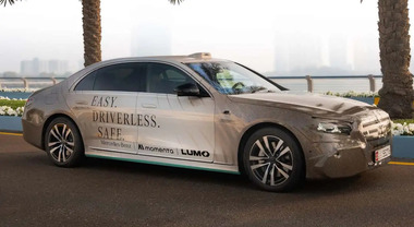 Mercedes e Momenta, un servizio di robotaxi a guida autonoma ad Abu Dhabi. Flotta di Classe S con tecnologia di livello SAE 4