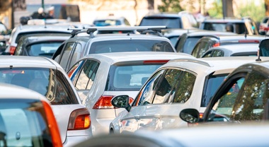 Mobilit&agrave; nelle province italiane: l&rsquo;auto resta regina, mentre i mezzi pubblici arrancano