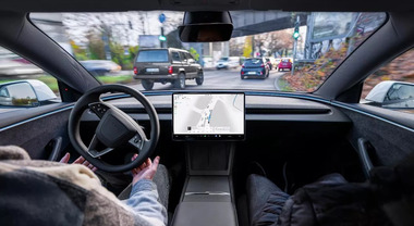 Tesla, in Usa tecnologia a guida autonoma Fsd salva automobilista da infarto. Guidatore ha chiesto all'auto andare all&rsquo;ospedale pi&ugrave; vicino