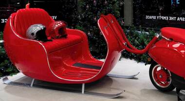 Piaggio, lo spirito del Natale incontra il design Vespa. A Milano esposta una slitta di Babbo Natale ispirata alle forme della mitica