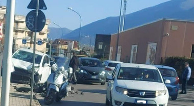 Scontro all'incrocio tra auto e scooter, due giovani in ospedale