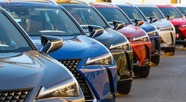Europa, cresce il mercato auto a novembre (+ 2,4%) trainato dalle vetture green: elettriche e soprattutto ibride
