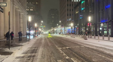 New York paralizzata dalla neve: voli cancellati e strade vuote