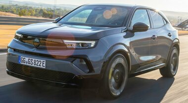 Opel, torna la griffe sportiva GSE: debutta sulla Mokka elettrica. Brucia lo 0-100 km/h in 5,9 secondi con una punta massima di 200 km/h
