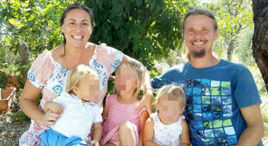 Famiglia nel bosco, separati a fine anno. La mamma: «I miei figli stanno male, tanti segnali di disagio»