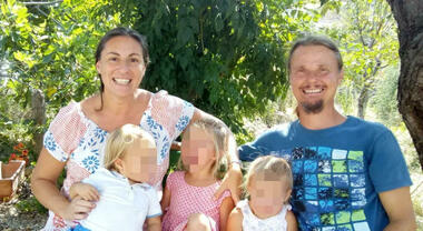 Famiglia nel bosco, prime divisioni tra i genitori sulle perizie psicologiche: lui apre, lei si oppone