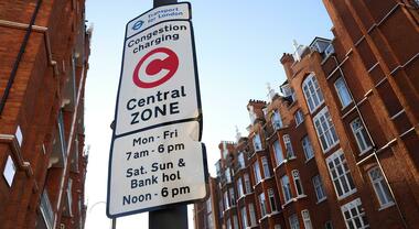 Londra, le auto elettriche il centro non pi&ugrave; a costo zero. Nella congestion charge in vigore da gennaio tariffa giornaliera di 13,50 sterline