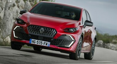 Renault Clio, un successo lungo 35 anni. Da utilitaria innovativa a compatta premium, sempre una best-seller in UE