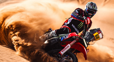 Dakar 2026, Schareina guida la riscossa Honda. Vince la 4^ tappa e va al comando con lo stesso tempo di Brabec. Lucci 15&deg;