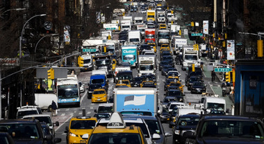 New York, bilancio roseo per il primo anno di tassa sul traffico: 27 milioni di auto in meno e inquinamento diminuito del 22%