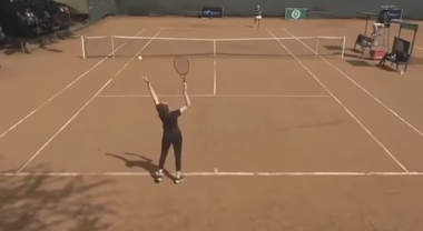 Dilettante sfida una tennista professionista ma non sa impugnare ...