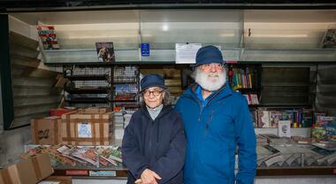 La crisi delle edicole tocca piazza Vescovio. Il quartiere: «Salvatela»