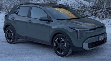 Kia Stonic si aggiorna: nuovo look, luci a &ldquo;L&rdquo; e 1.0 mild hybrid pi&ugrave; brillante per restare la crossover concreta di sempre. Il nostro test drive