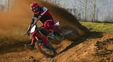 Ducati alza le performance della Desmo450 MX Factory. Nuovo allestimento per la cross di Borgo Panigale nata per le gare