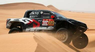 Dakar 2026, la Toyota si riscatta con Variawa, ma Al-Attiyah (Dacia) resta in testa alla gara. Ekstr&ouml;m (Ford), secondo, riduce il ritardo