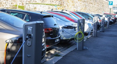 Ue, nel secondo trimestre 2025, vendute 720 mila elettriche e ibride. Doppiati gli Usa