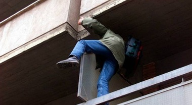Ladro acrobata arriva sul balcone di casa, proprietario lo mette in fuga