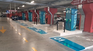 RomaEst, nuova stazione di ricarica ad alta potenza per auto elettriche nel centro commerciale