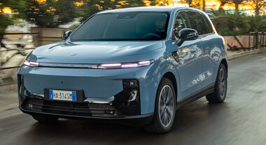 Leapmotor B10 REEV Hybrid arriva sul mercato italiano. Ha tecnologia range extended, con un 1.5 da 50 kW e 900 km di autonomia