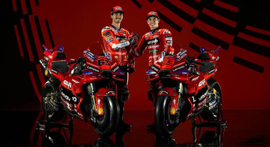 Ducati presenta a Madonna di Campiglio la GP26, la livrea &egrave; Rosso Centenario. Bagnaia e Marquez insieme: &laquo;&Egrave; bellissima&raquo;