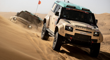 Defender Rally, una fantastica doppietta al debutto alla Dakar 2026. Baciu&scaron;ka e Vidal vincono nella classe Stock