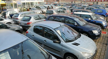Mercato auto, a novembre primo lieve calo per quelle usate (-1,7%). Il diesel si riprende il primato con il 39,5% di quota