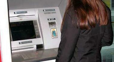 A 34 anni si innamora di un 25enne, lui le svuota il conto corrente: in due anni spariti 50mila euro